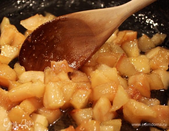 Затем встряхиваем аккуратно посуду и снова отправляем на огонь. Провариваем на слабом огне еще 5 минут. 
Груша поменяла цвет, стала более прозрачной и уменьшилась в обьеме – все это говорит о том, что варенье готово!