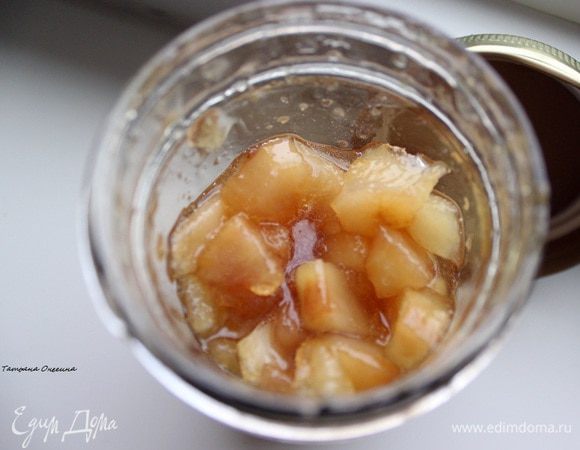 Разливаем в стерилизованные баночки и закрываем крышками.
