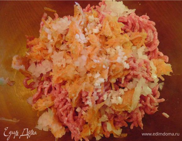 Лук мелко рубим ножом.
Морковь и кабачок натираем на мелкой терке.
Чеснок рубим мелко ножен и добавляем в фарш.