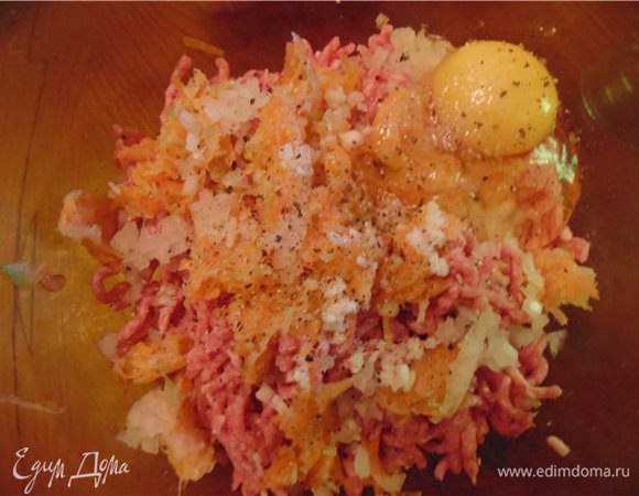 Добавляем яйцо, соль и перец. Хорошо вымешиваем.
