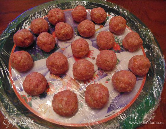 Застилаем пищевой пленкой поднос или разделочную доску. Вариант 1. просто делаем фрикадельки нужного нам размера и замораживаем их.