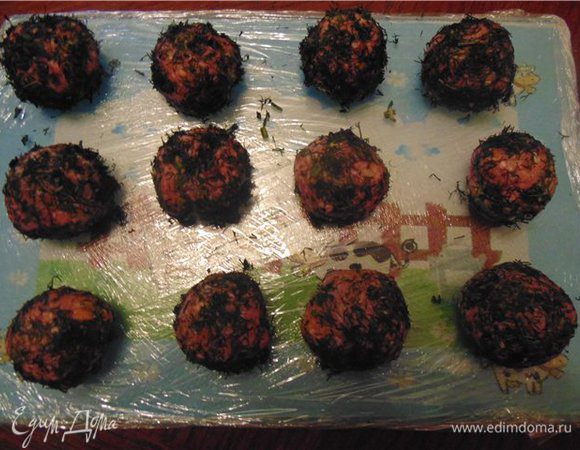 Вариант 2. Можно обвалять фрикадельки в мелко нарубленной зелени и в таком виде заморозить. Так в в ваше блюдо поступит не только мясная составляющая, которая моментально готовится, но и свежая зелень.