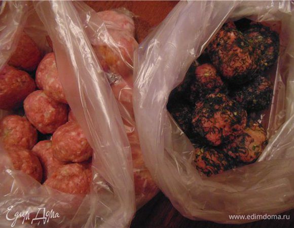 После того как фрикадельки замерзли перекладываем их в пакеты и храним в морозилке.
