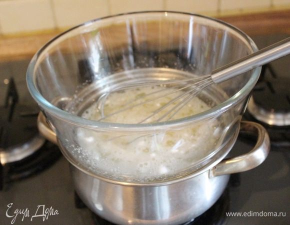 Замочить желатин в воде. В жаропрочную миску выложить белки и оба вида сахара (или кофе). Установить миску на водяную баню (вода не должна касаться миски). Как только белки начнут нагреваться, добавить в миску разбухший желатин. Нагревать беловую смесь до 50-55 *С. Если у вас нет специального градусника, то можно периодически проверять нагрев пальчиком. Как только белки станут терпимо горячими, можно снимать миску с бани. 