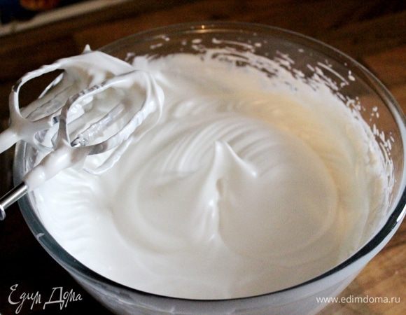 Горячую белковую смесь взбить на средней скорости до крепости, до пышной и плотной пены.