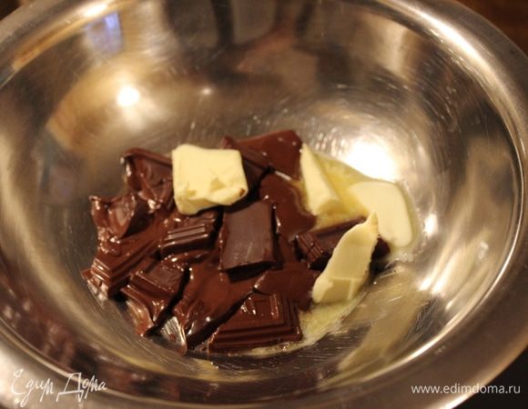 В это время на водяной бане растопить шоколад и сливочное масло.