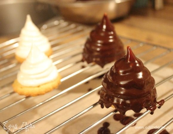 Охлаждённые печенья окунуть по одному в растопленный шоколад или разложить печенья на решётке, установленную над листом пергамента и полить их шоколадом. Дать лишнему шоколаду стечь и убрать крембо в холодильник.
 Приятного чаепития!