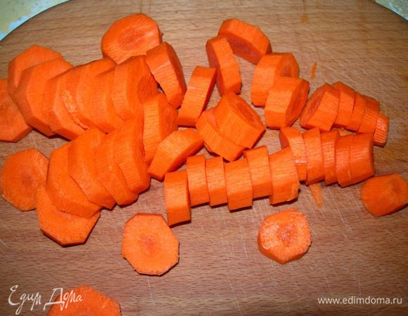 Морковь очистить и приправить оставшимся маринадом. Свинину и морковь выложить на противень и  запечь в духовке в течение 1-1,5 часа при 180 градусах. 