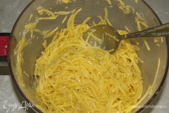Картофель натереть на терке. Сбрызнуть лимонным соком, чтобы картофель не потемнел. Посолить, поперчить. Жидкость, которая выделилась отжать. Добавить яйцо и сыр. Перемешать.