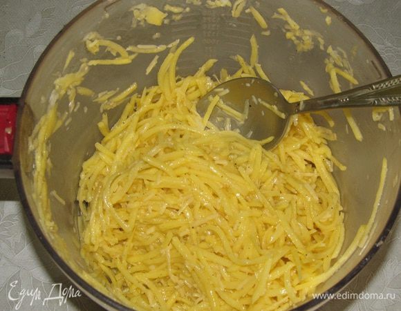 Картофель натереть на терке. 
Сбрызнуть лимонным соком, чтобы картофель не потемнел.
Посолить, поперчить. 
Жидкость, которая выделилась отжать. 
Добавить яйцо и сыр.
Перемешать. 