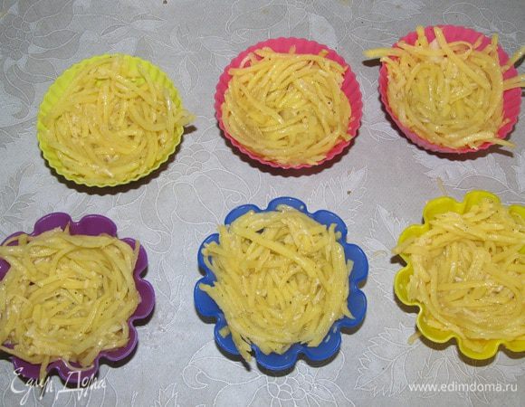 Выложить в формы. 
Запечь при 180-200*С минут  30. 