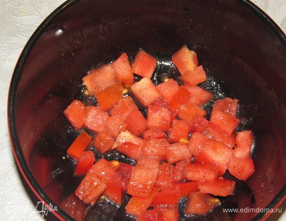 Снять кожицу с помидоров. 
Удалить семена и нарезать маленькими кубиками. 
Посолить, поперчить, добавить оливковое масло.