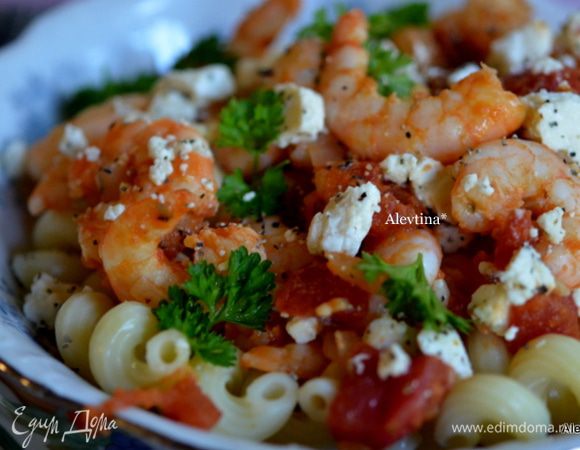 Затем добавляем креветки и тушим  4 мин. или до полной готовности их.
Подаем на пасте креветки, сверху фета, соль и перец, зелень по желанию. Приятного аппетита.