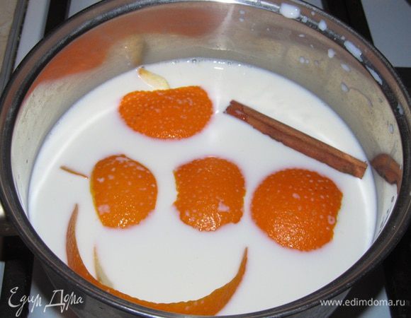 800 мл. молока налить в кастрюлю. Добавить палочку корицы и цедру апельсина. Довести до кипения. Снять с огня. Через 30 минут достать цедру, корицу и перелить в чистую кастрюлю. Добавить сахар, опять на огонь до растворения сахара.