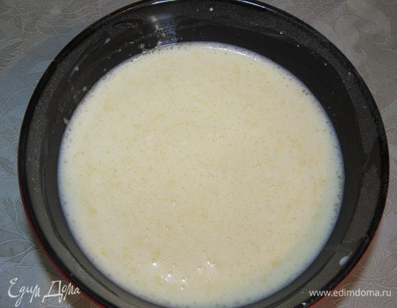 Растворяем крахмал в оставшихся 200 мл. молока. Взбить желтки и добавить в крахмально - молочную смесь. Хорошо перемешать.