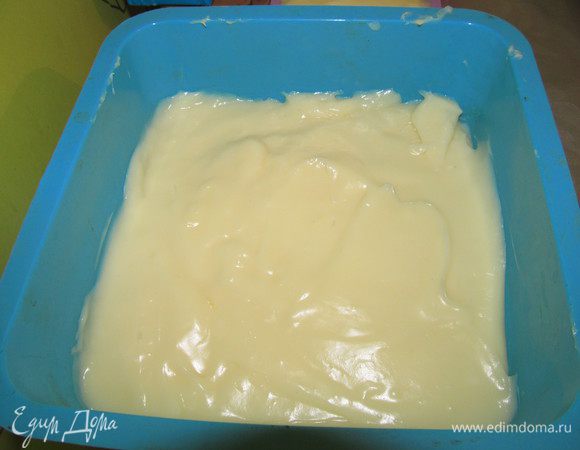 Теперь эту крахмально - желтковую смесь вливаем в молоко с растворивщимся сахаром, перемешиваем. Ставим на огонь. Мешаем до образования густой, гладкой, однородной молочной смеси. Снять с огня.
Выкладываем в формы высотой 2 - 3 см. Оставляем на несколько часов.
