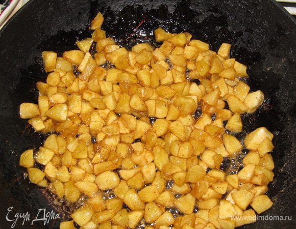 Яблоки почистить, нарезать кубиками. На сковородку насыпать 5 ст. л. сахара, когда начнет растворяться добавить яблоки. Через перу минут помешать и подержать на огне еще минуты 3.