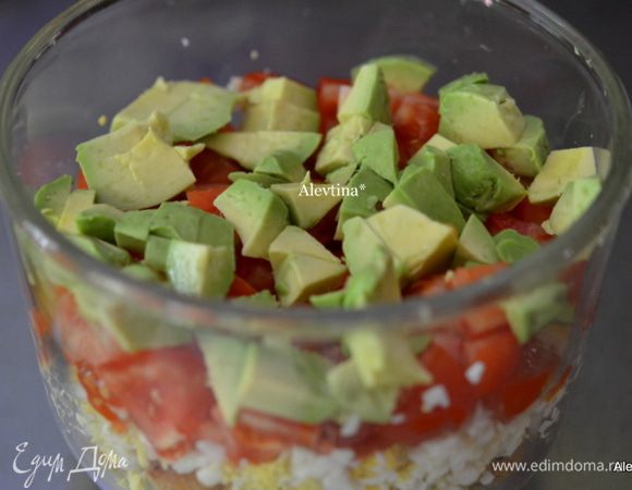 Порезать помидоры кубиками, очистить авокадо от кожуры и ядра, порезать кубиками, выложить слоями.