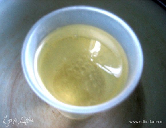 Отмеряем маринад...На две банки хватит половины рецепта..., т. е. 100 мл воды, 100 мл масла и 100 мл уксуса.