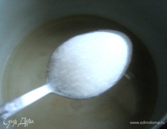 Ставим на огонь, добавляем сахар (я добавила только ложку)...