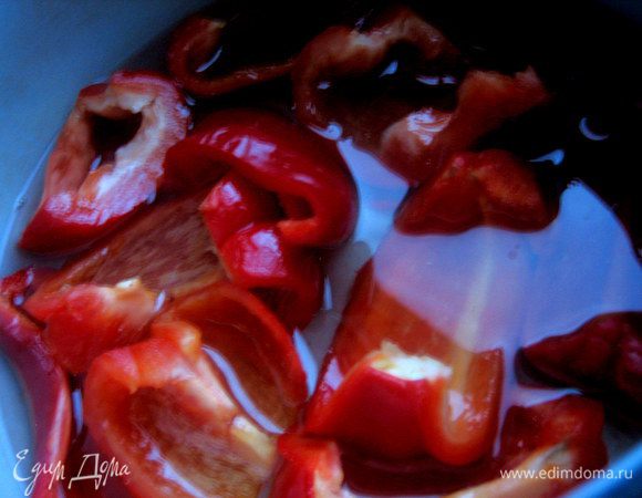 Опускаем дольки в маринад и провариваем минут 5. Если перца много, можно закладывать партиями.