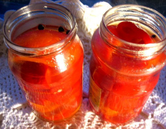 Вынимаем помягчевшие дольки в банки и заливаем горячим маринадом.