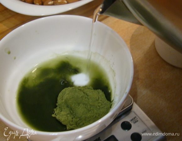 Смешать чай с горячей водой, чтобы получилась паста, отставить охлаждаться.