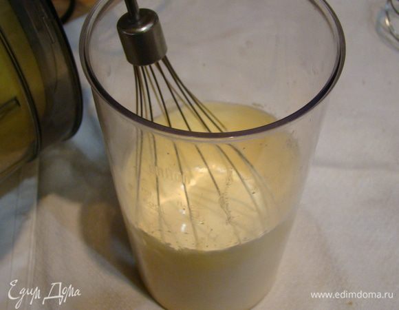 Желтки взбить с 30 г сахара.