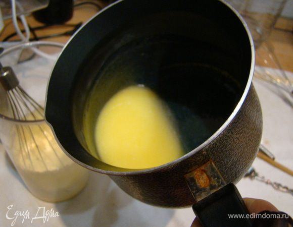 Растапливаем масло, вливаем к желткам.