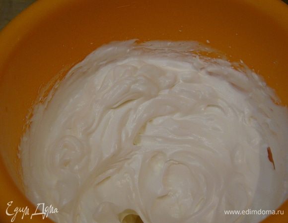 Белки взбиваем в крепкую пену с оставшимся сахаром.