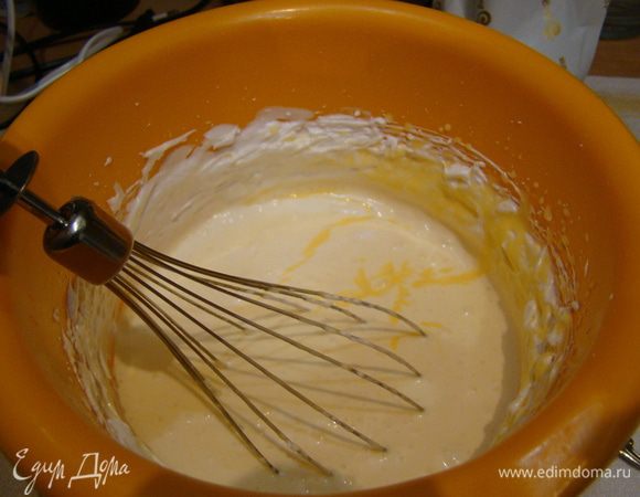 Аккуратно соединяем белки с желтками.