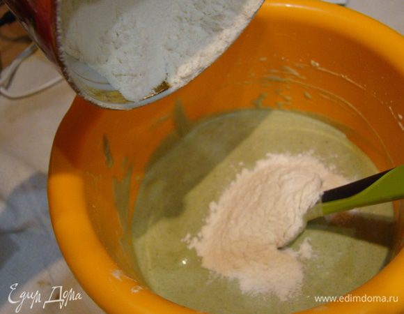 Всыпаем муку, аккуратно размешиваем.