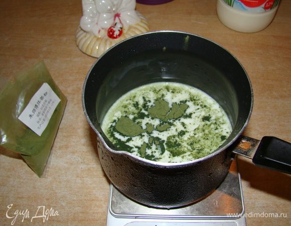 Чтобы сделать мусс, чай смешиваем с сахаром и молоком, ставим на огонь, нагреваем смесь (не  кипятить).