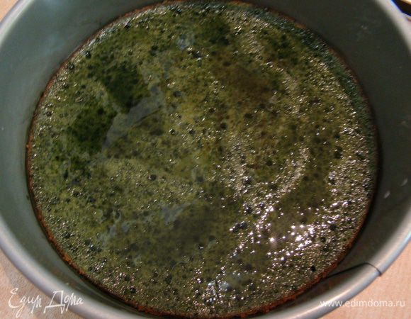 Охлажденный бисквит разрезаем вдоль на 2 коржа, один из них оставляем в форме, где он выпекался, поливаем сиропом (в кипятке растворить сахар и размешать с чайным порошком).