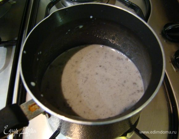 Закипятить молоко. 