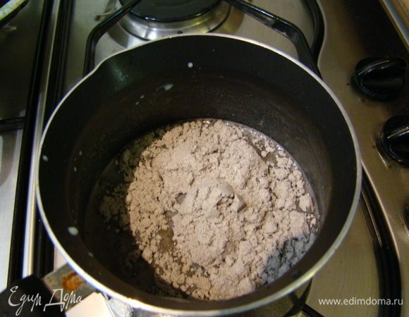 Всыпать кунжутную пасту (сухой порошок в состав которого входит сахар и немного крахмала), размешать до однородного состояния, всыпать желатин, перемешивать до полного растворения, остудить!