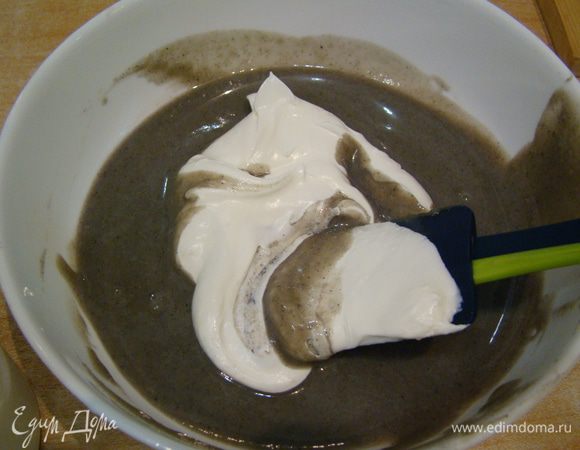 Взбить охлажденные сливки, смешать с кунжутной пастой.