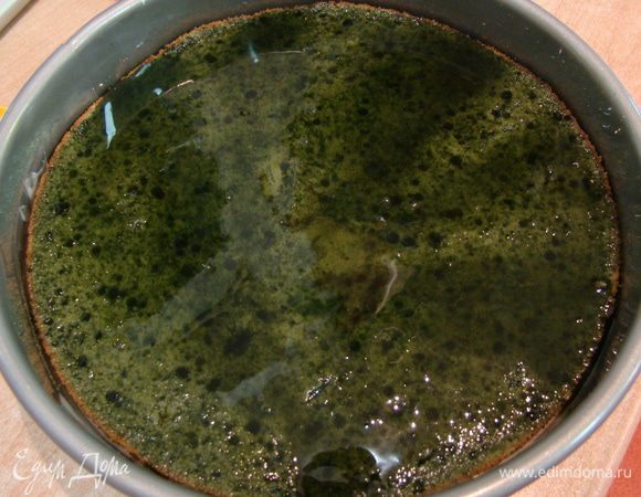 Накрыть вторым бисквитом, пропитать 2ой порцией сиропа (в кипятке растворить сахар и размешать с чайным порошком), ставим в холод.