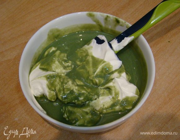 Делаем еще 1 порцию мусса с матча, выливаем на корж, ставим в холод.