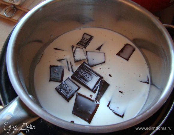 Ганаш. Доводим до кипения молоко, растворяем в нем шоколад, остужаем, выливаем на мусс, ставим в холод на пару часов.