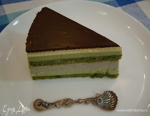 Десерт готов. Приятного аппетита!
П.С.: на фото еще виднеется светлый слой, его в рецептуре нет, потому что это моя "отсебятина" - сливочный мусс с парой ложек карамели.