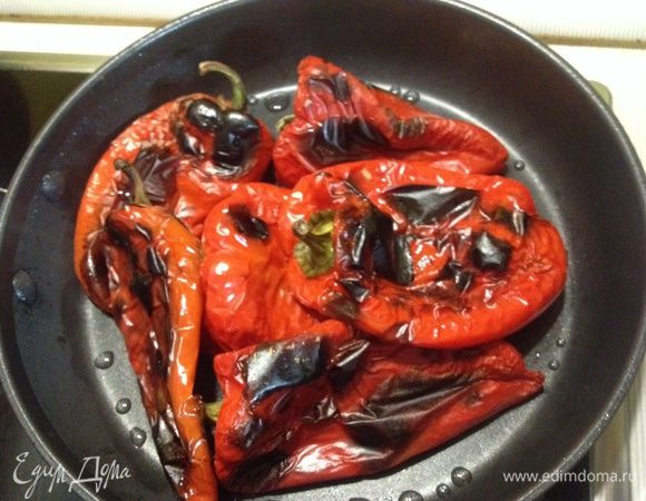 Переложить обжаренные перцы в другую посуду. Накрыть. Подождать пока остынут.