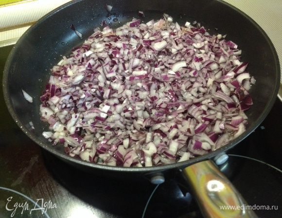 Красный лук измельчить. 
Разогреть сковородку. Добавить растительного масла. И припустить на среднем огне лук. 