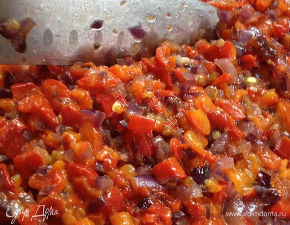 Лук и перцы измельчить, смешать и отложить во дельную посуду. 