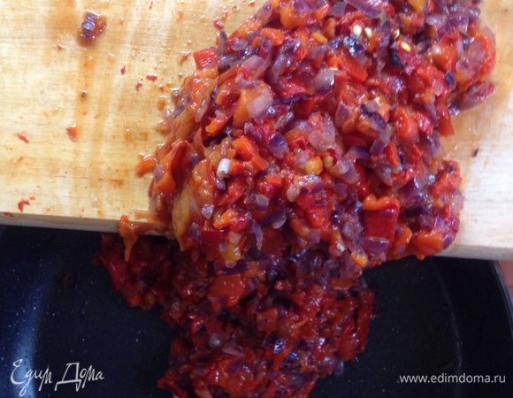 Выложить полученную смесь в сковородку. 