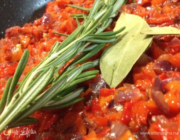 Добавить лавровый лист и веточку розмарина. 