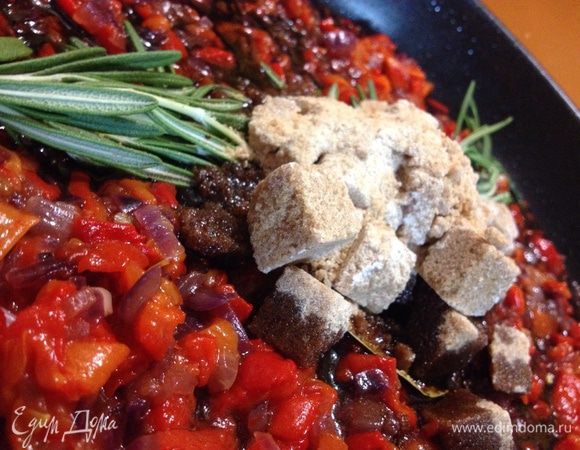 Сахар измельчить и добавить к полученной смеси. 