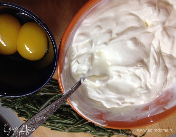 Но не обязательно ждать всю зиму, можно приготовить классные английские гренки. Сначала готовим сырный соус для гренок. Смешиваем творожный сыр и сметану.