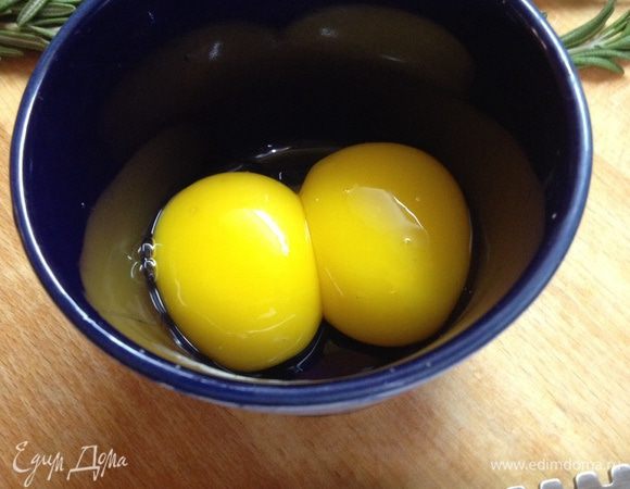 Добавляем 2 желтка,