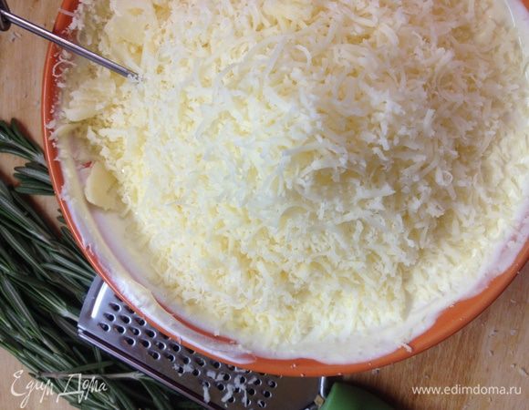 вмешиваем тертый сыр Чеддер. 